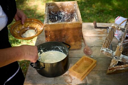 52. Lučki dan_Od štanta do štanta. Prikaz izdelave masla (Aktiv kmečkih žena)